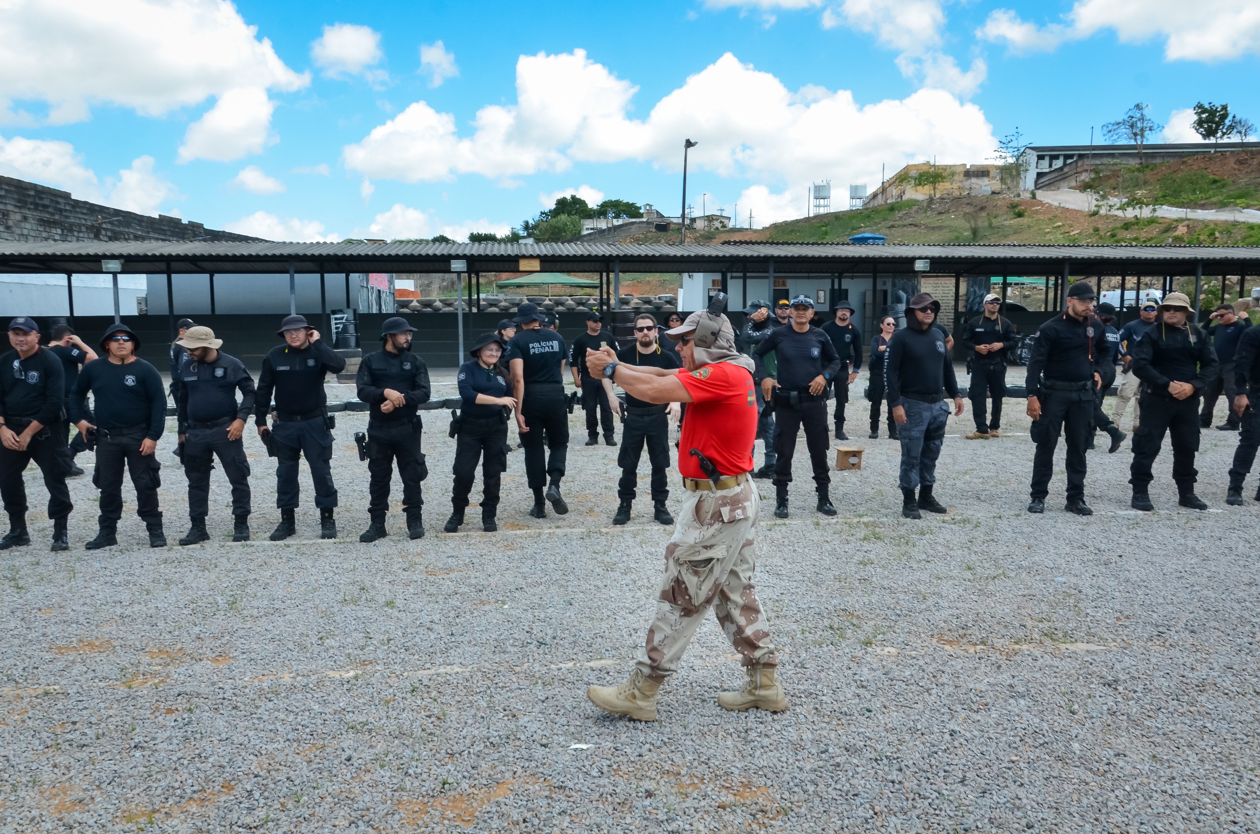 Secretário Mauro Albuquerque ministra treinamento de manuseio e tiro com pistola Glock G19 9MM para policiais penais