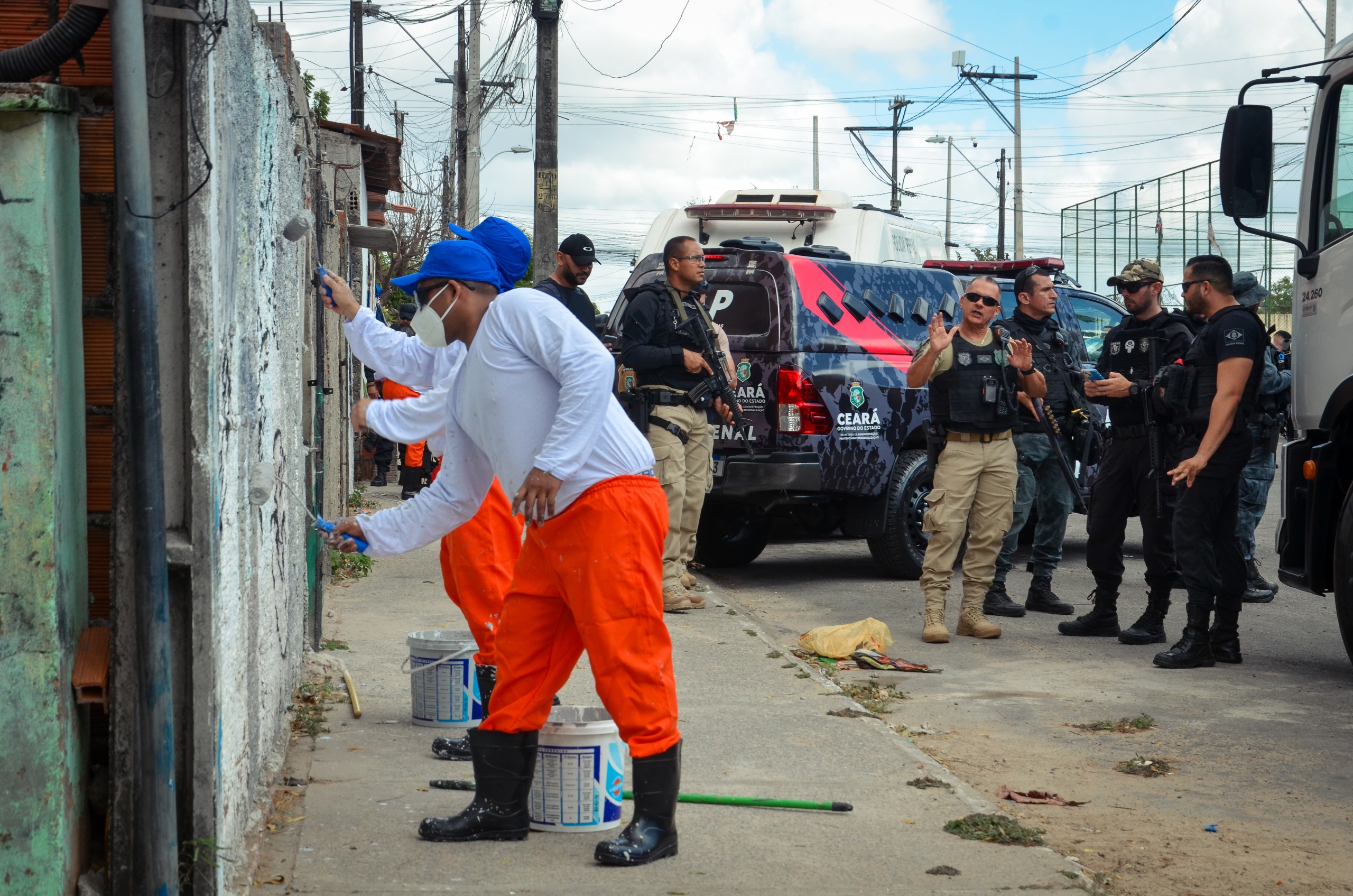 Forças de segurança do Ceará comandam operação de limpeza e pintura em muros que mantinham inscrições criminosas