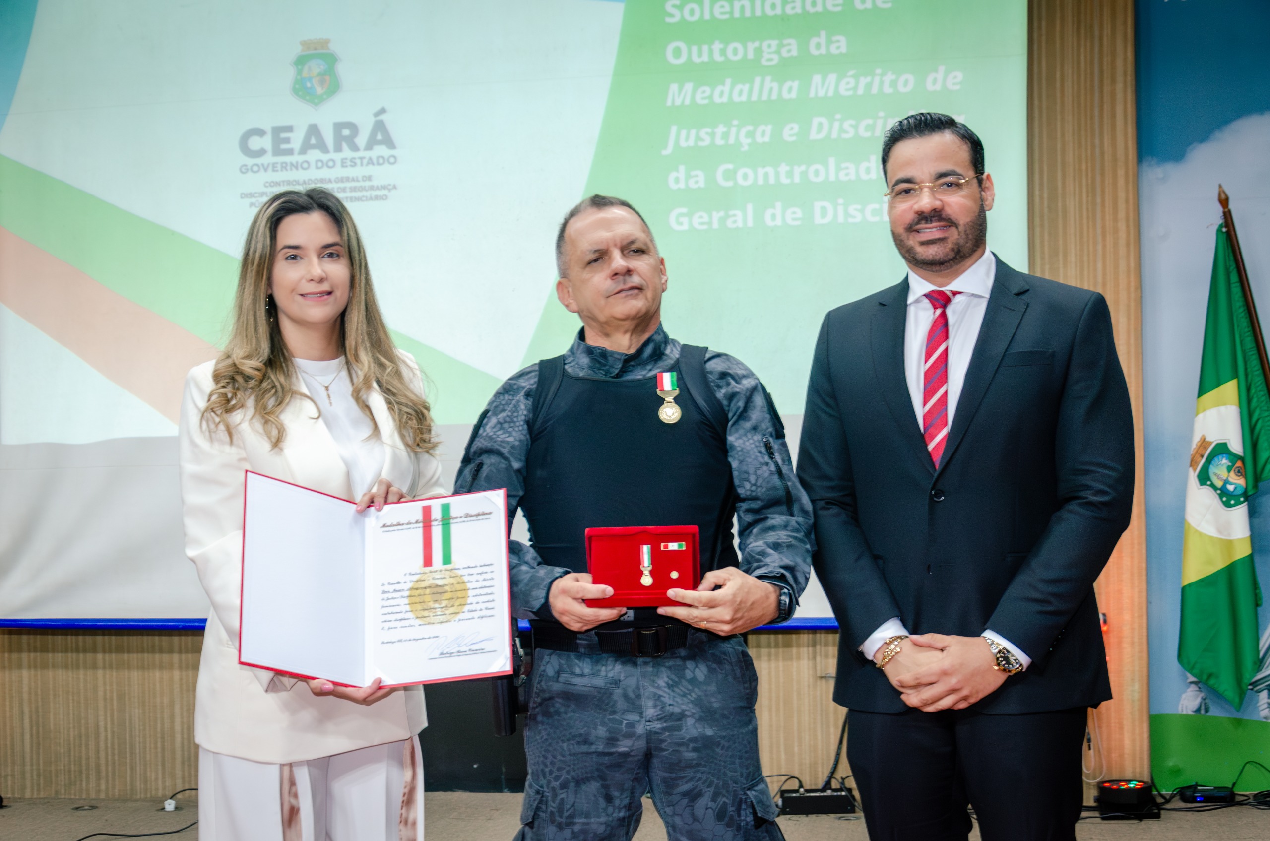 Secretário Mauro Albuquerque é agraciado com a Medalha Mérito Justiça e Disciplina da Controladoria Geral de Disciplina