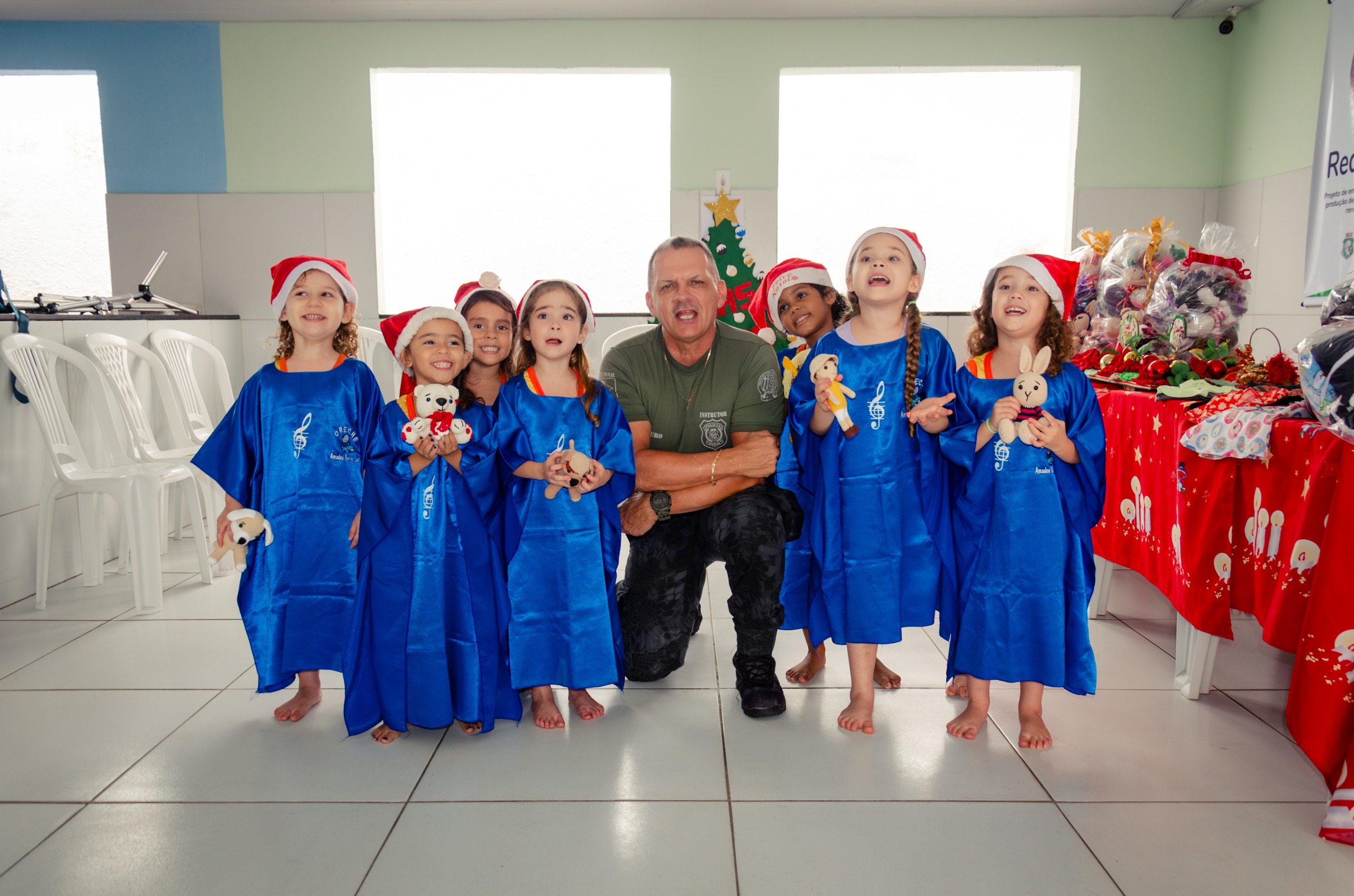 Pessoas privadas de liberdade do sistema prisional cearense produzem roupas e brinquedos para o natal das crianças atendidas pela creche Amadeu Barros Leal