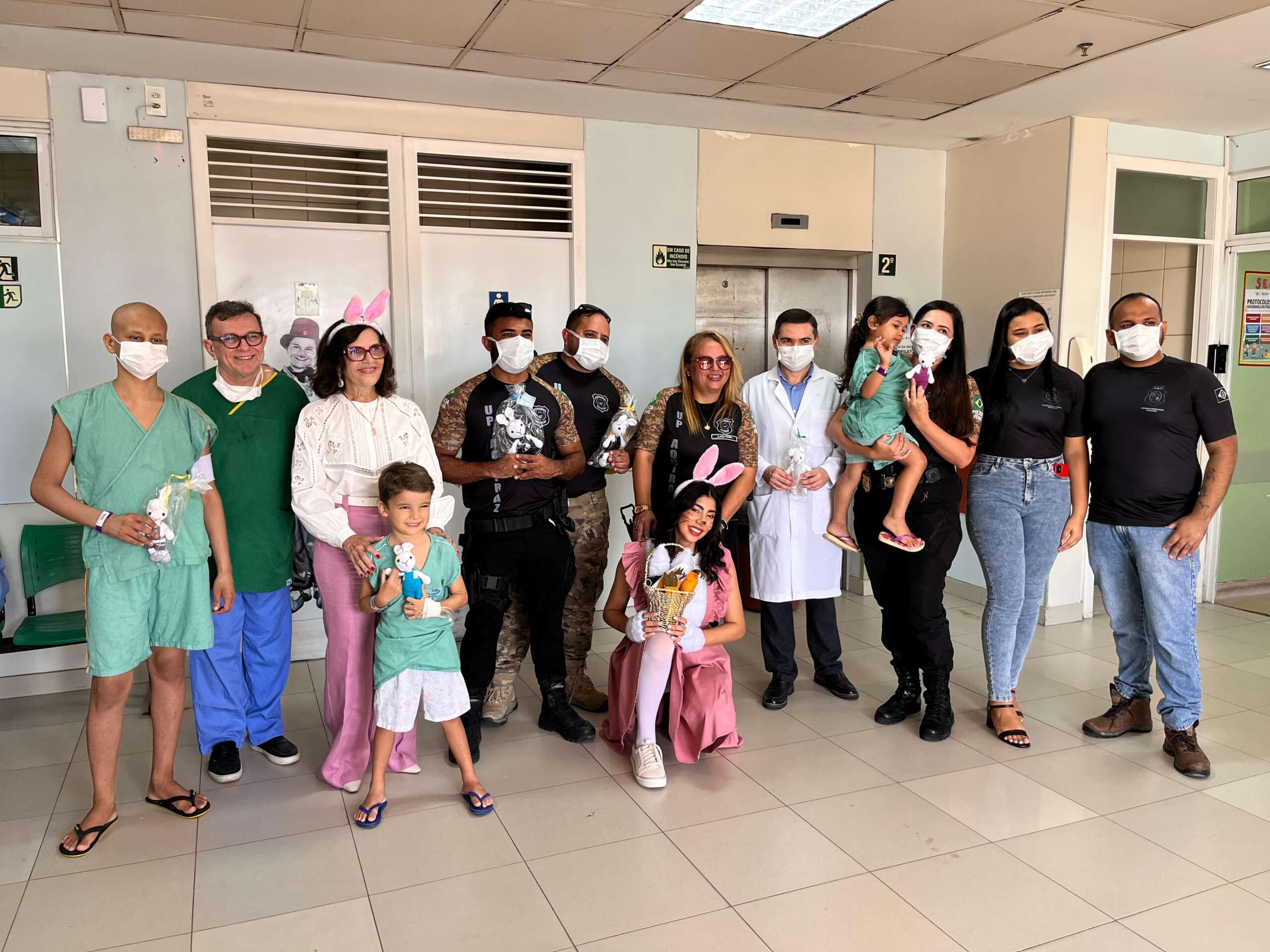 Crianças do Hospital Albert Sabin ganham coelhos de amigurumis produzidos por Internos artesãos da Unidade Prisional de Aquiraz