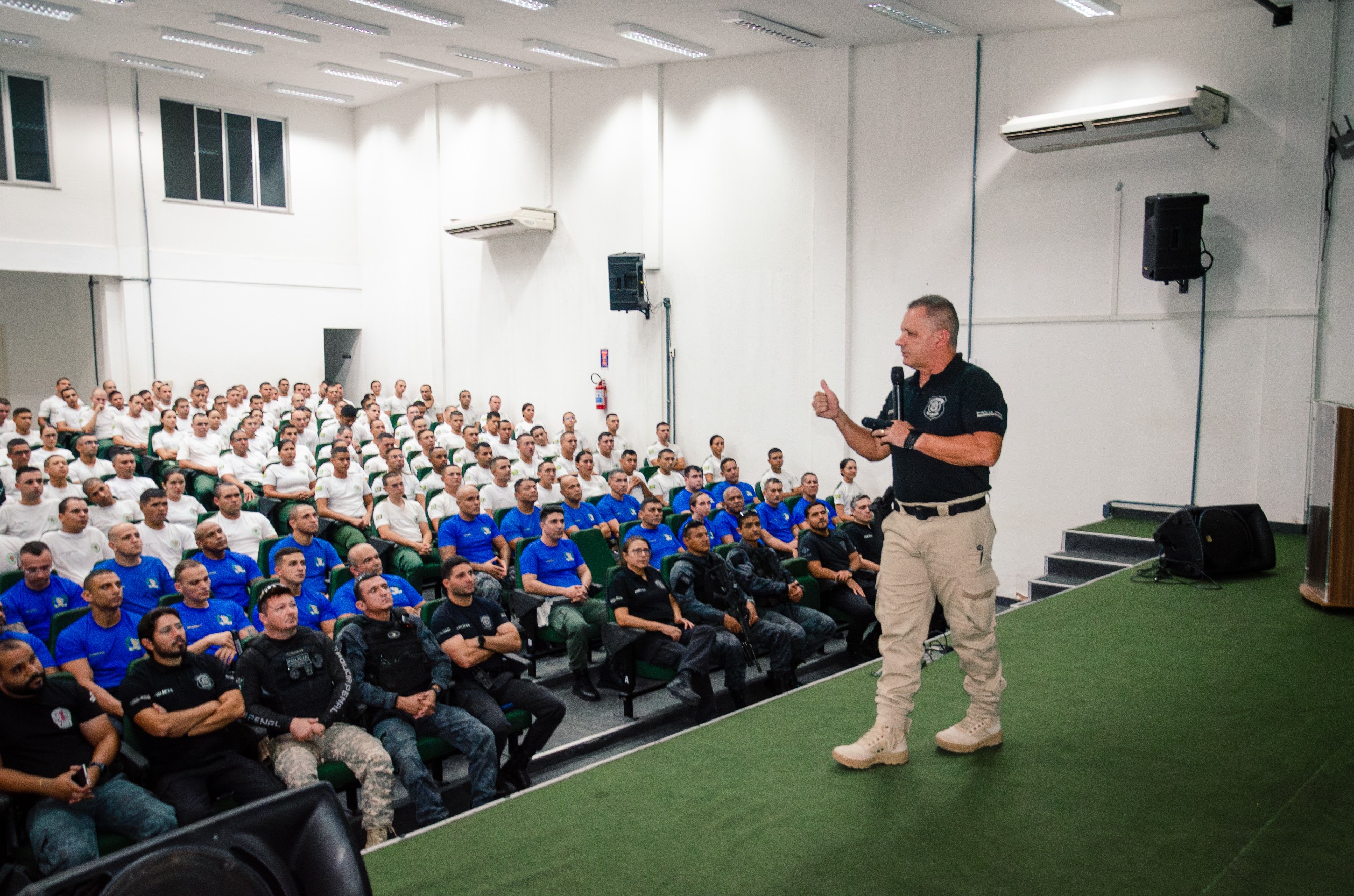 Secretário Mauro Albuquerque ministra palestra sobre situações críticas em presídios e é homenageado na Academia Estadual de Segurança Pública do Ceará
