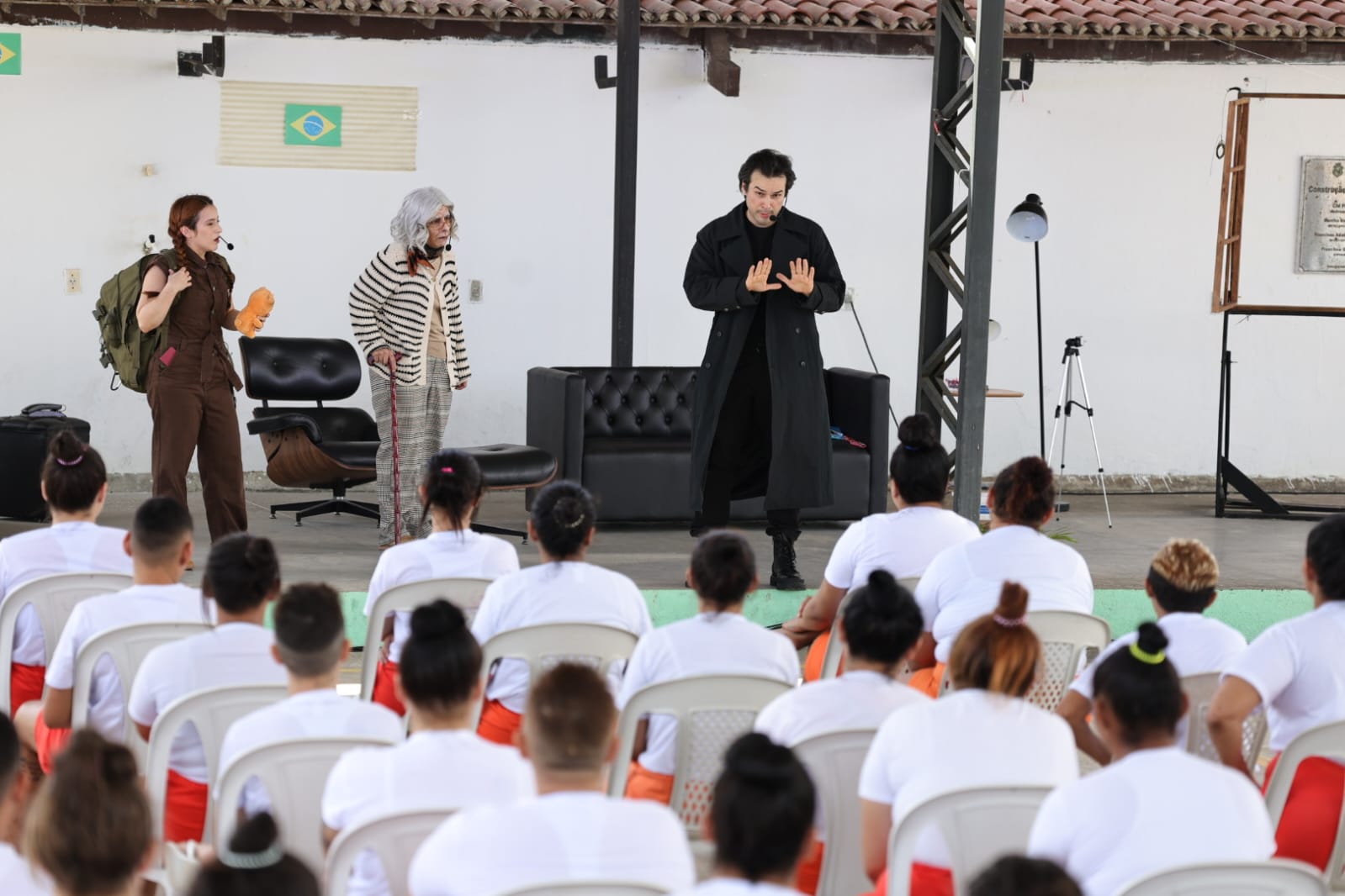 Internas da Unidade Feminina de Aquiraz recebem espetáculo da 23ª Mostra de Teatro Transcendental