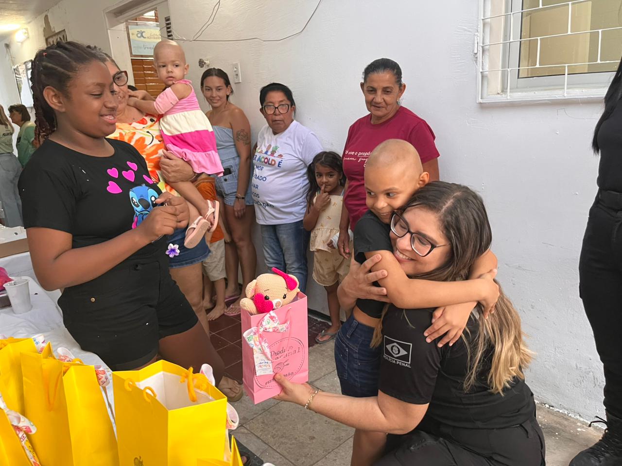 Crianças da Associação Comunitária Lucas Dantas ganham brinquedos confeccionados por internos da UP Pacatuba