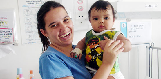 Cuidando dos acompanhantes para melhorar a saúde das crianças