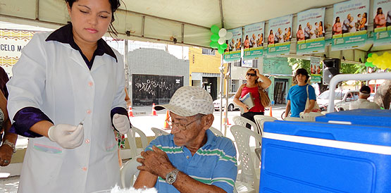 Aposentado se vacina contra gripe todos os anos. Campanha vai até dia 25