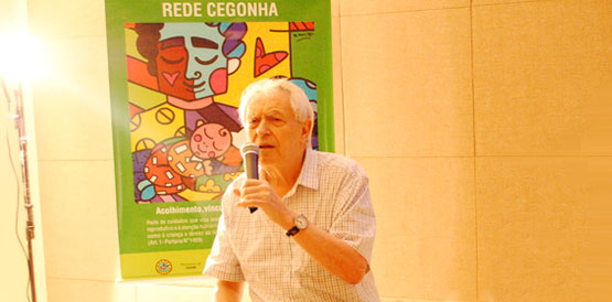 Michel Odent fala de “coquetel de hormônios do amor” no parto