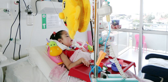 Após 4 anos, criança sai do hospital. Receberá cuidados em casa