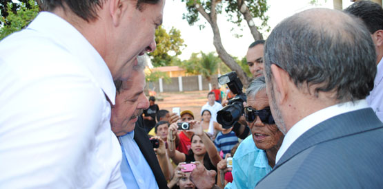 Corpo a corpo e muitas fotos na ida de Lula e Cid ao Centro de hanseníase