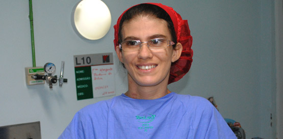 Mulher que recebeu coração artificial e foi transplantada volta pra casa