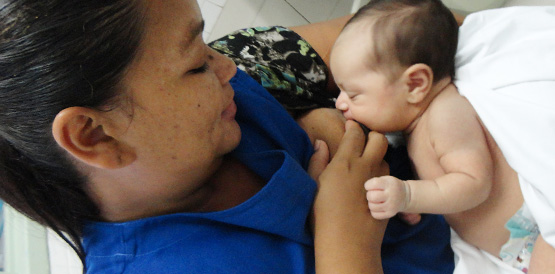 Clebiana aprendeu que leite materno é saúde para ela e à filha Arianne