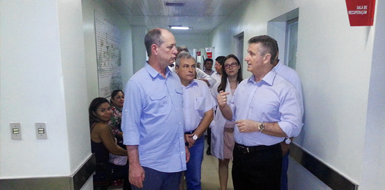 Ciro Gomes visita o hospital mais antigo da rede estadual