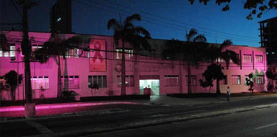 Sesa iluminada de rosa para alertar sobre o câncer de mama