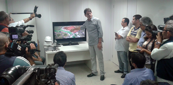 Cid visita obra da Fiocruz Ceará e recebe homenagem