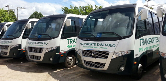 Ciro entrega 17 ônibus para transporte sanitário de pacientes no Cariri