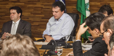 Camilo Santana recebe profissionais de 10 categorias da saúde