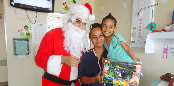 Mães e filhos vivem manhã dos sonhos com Papai Noel no Albert Sabin
