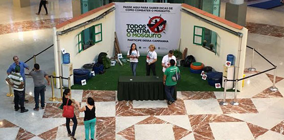 Cagece monta cenário em shopping para alertar sobre o combate ao mosquito