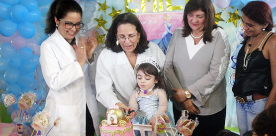 Emoção na despedida de Emily após 1 ano e meio de internação no Sabin