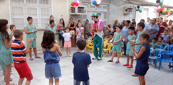 Pais e filhos comemoram Dia da Crianças no Albert Sabin