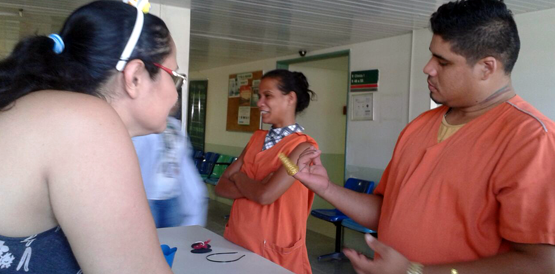 Acompanhantes se preparam para carnaval em oficina de artesanato