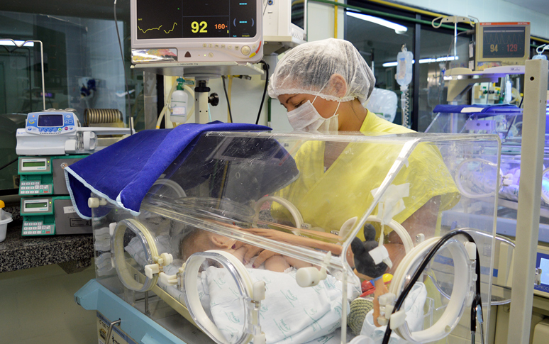 Amor de mãe ajuda a superar dificuldades da prematuridade