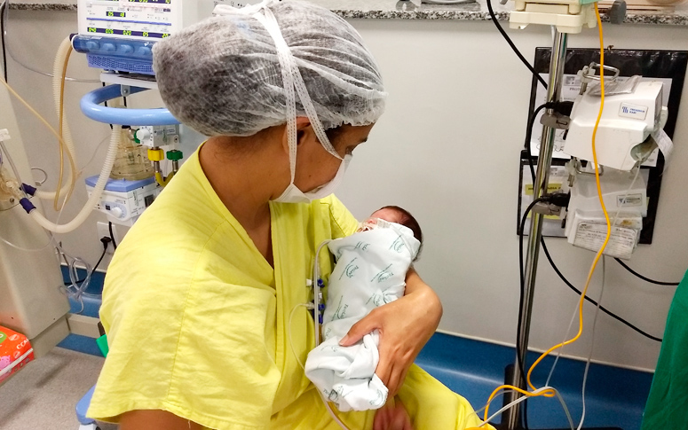 Mães de prematuros participam de cuidado humanizado e são homenageadas