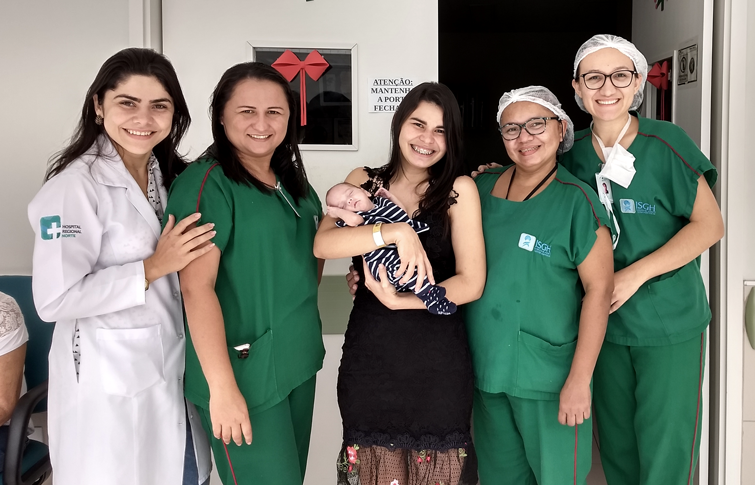 Mãe de bebê prematuro agradece profissionais pelo cuidado acolhedor