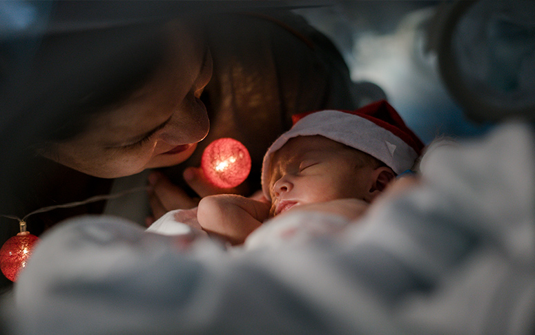 Bebês têm sessão de fotos para presentear mamães no Natal