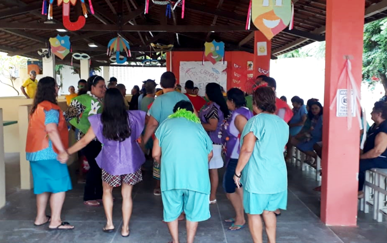 Folia de carnaval anima pacientes e familiares