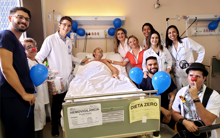 Médicos surpreendem paciente com festa de aniversário