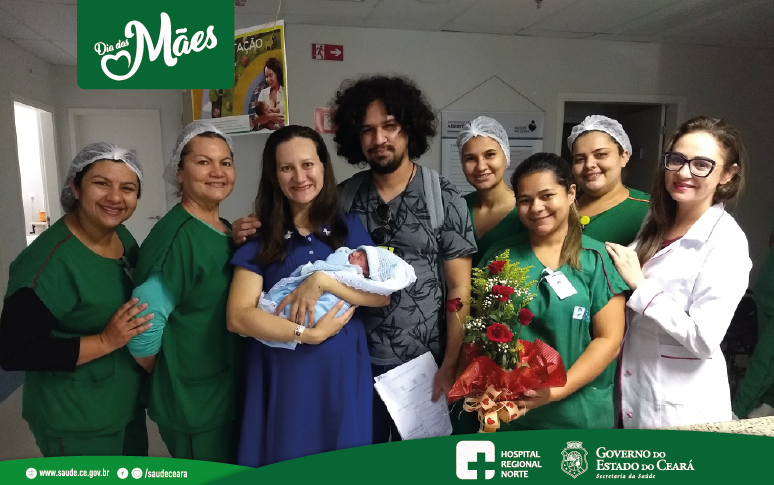 Família leva flores à equipe do hospital onde o primeiro filho nasceu