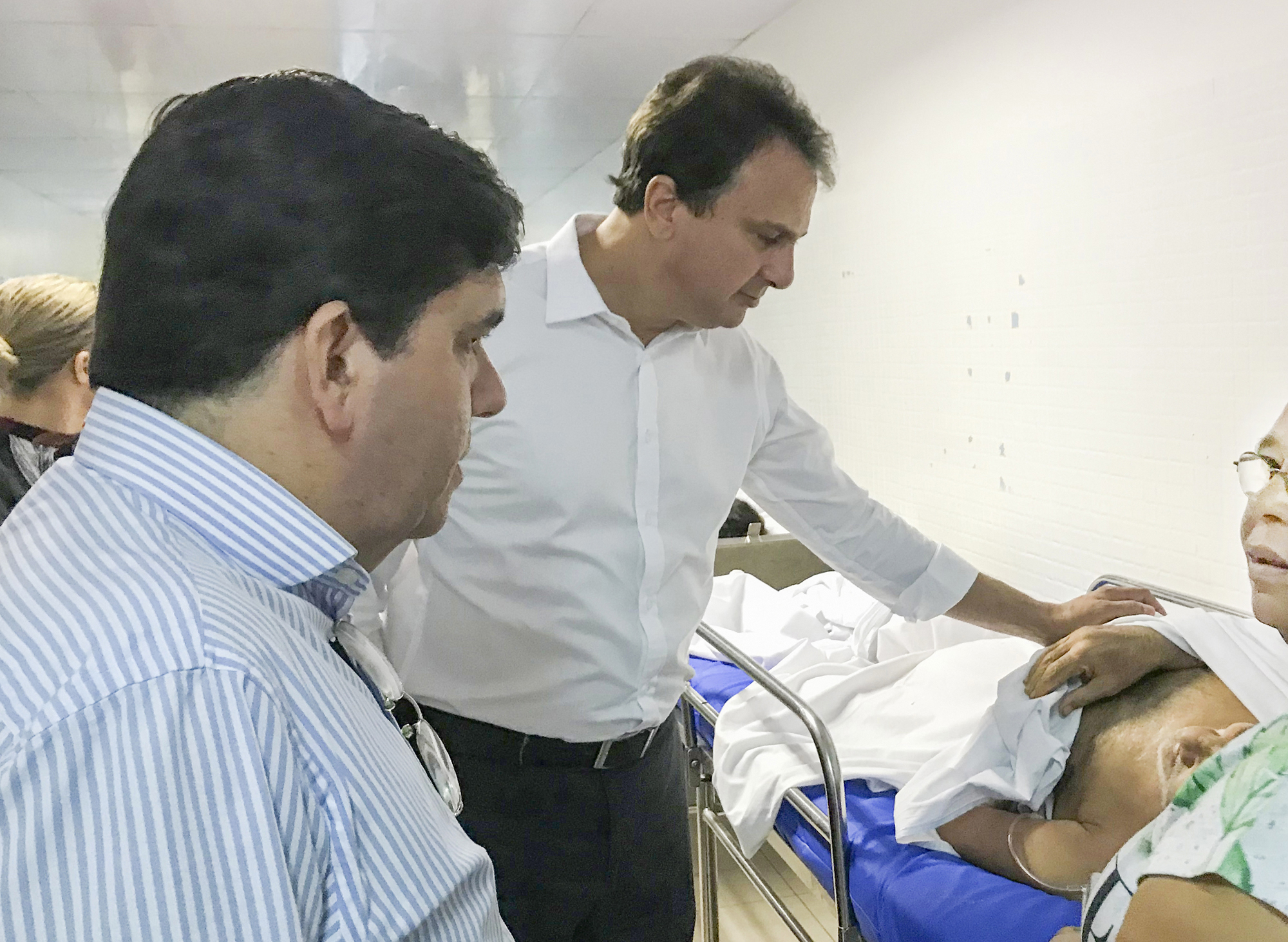 Camilo Santana faz visita ao HGF e conversa com pacientes e funcionários