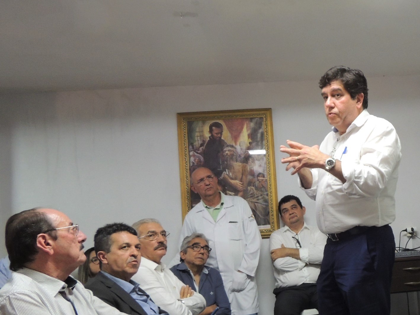Com foco na regionalização, secretário da Saúde visita hospital de Crateús