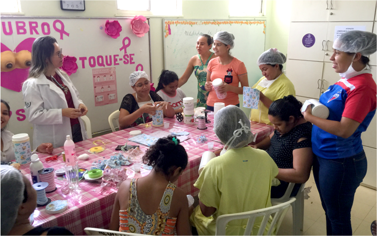 Mães participam de oficina em alusão ao Dia das Crianças