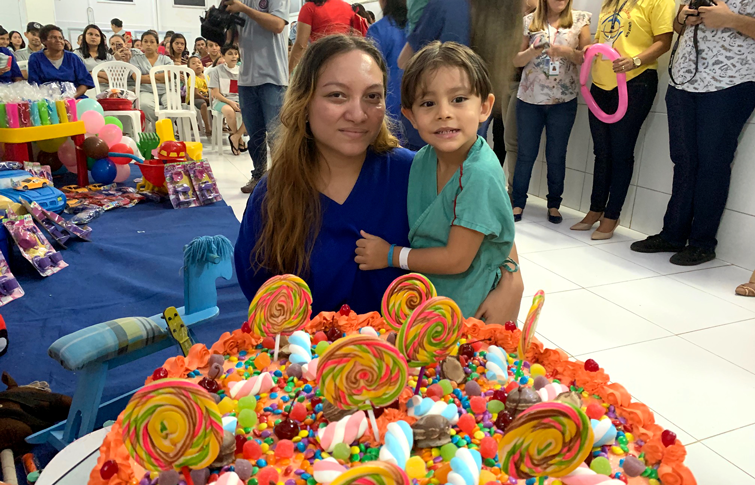 Super-heróis, bolo e presentes surpreendem pacientes do Hias