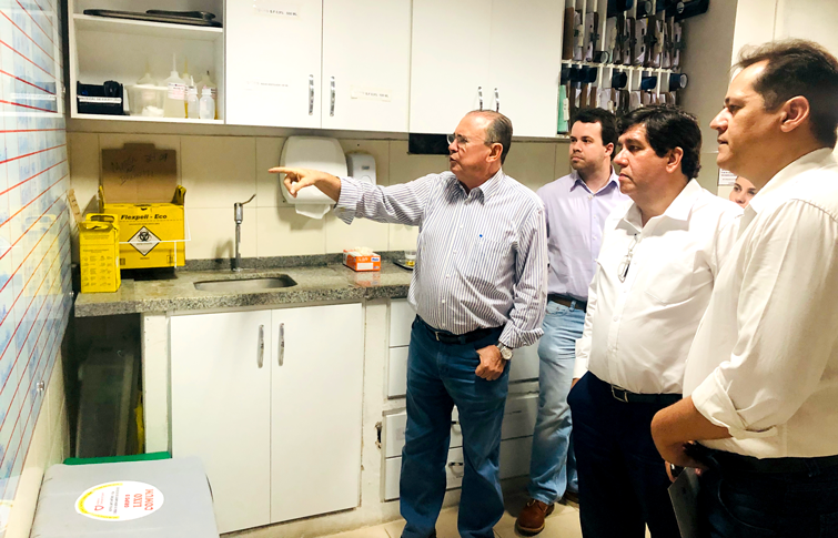 Secretário reúne-se com gestores municipais e visita unidades de saúde no Cariri