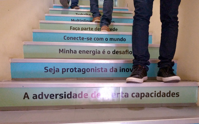 Escadas: frases e cores motivam colaboradores