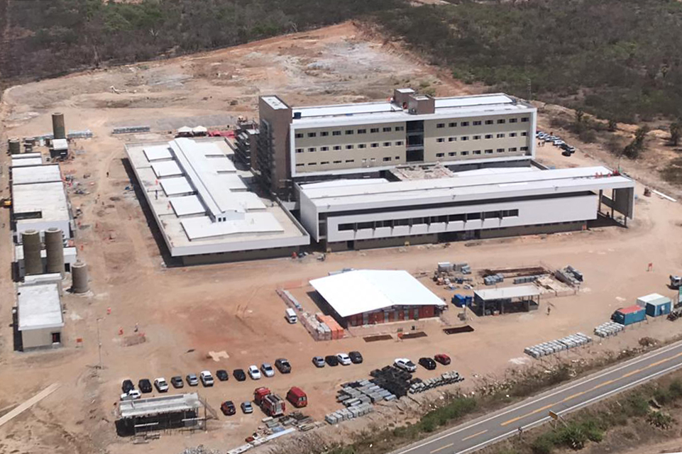 Governador fiscaliza obra do Hospital Regional do Vale do Jaguaribe