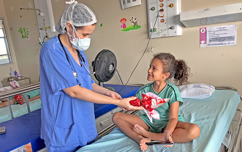Profissionais da unidade presenteiam pacientes com ovos de Páscoa
