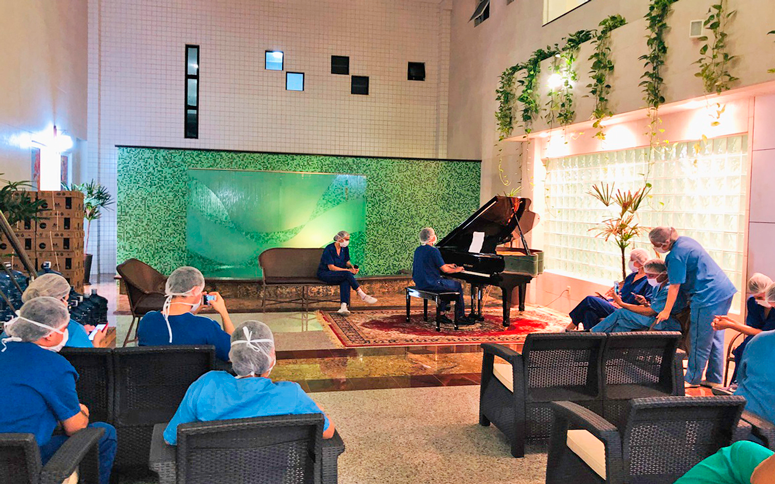 Músico homenageia profissionais de saúde em hospital