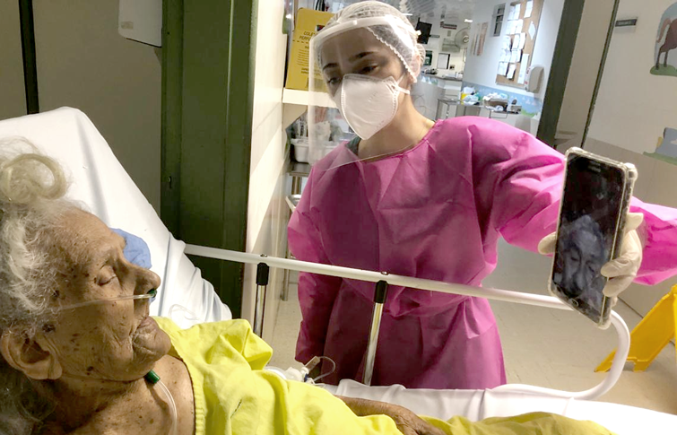 Videochamadas aproximam pacientes e familiares no HGWA