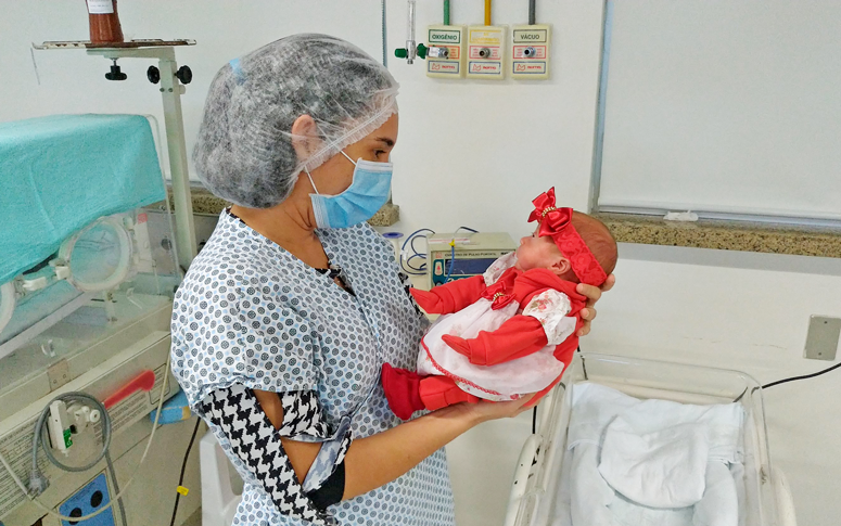 Considerada prematura extrema, criança recebe alta do HGWA e emociona equipe