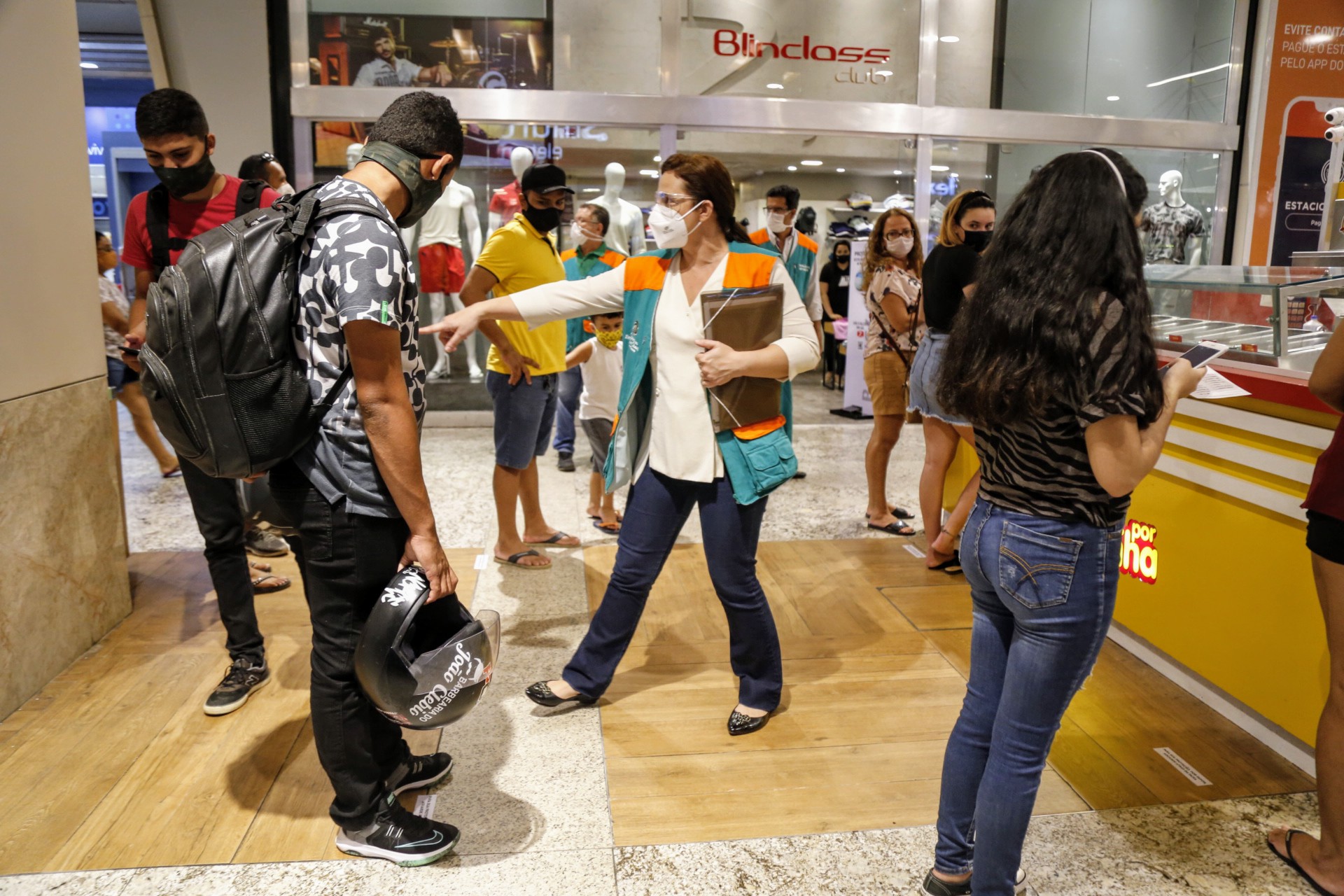 PMCE, Vigilância Sanitária e Agefis fiscalizam shoppings de Fortaleza para evitar desrespeito às medidas do decreto estadual