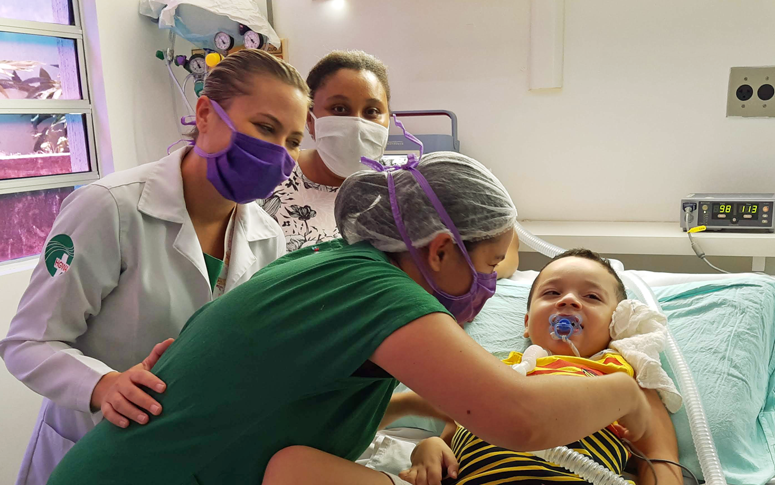 Criança recebe alta após mais de um ano internada no HGWA