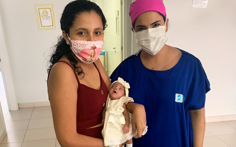 Nascida com cinco meses, menor bebê prematura internada no HRN surpreende pela recuperação
