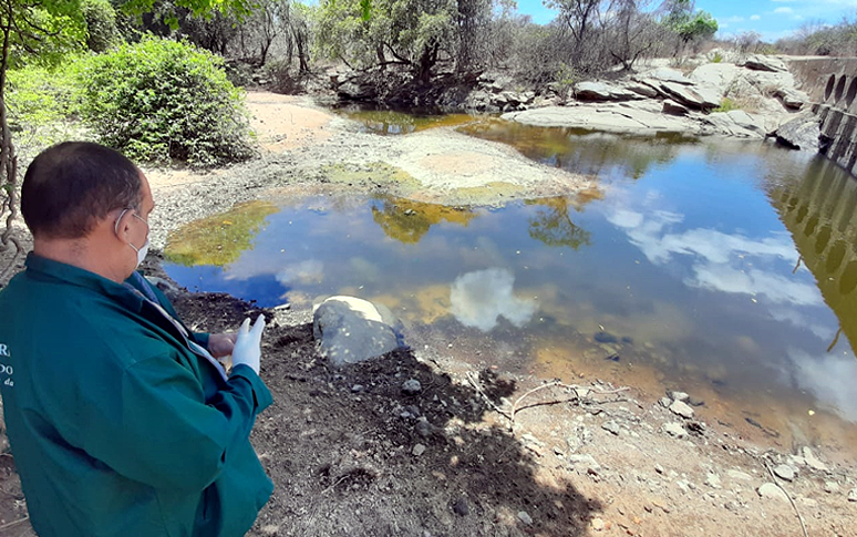 Sesa coleta amostras de água e de solo em Santa Quitéria