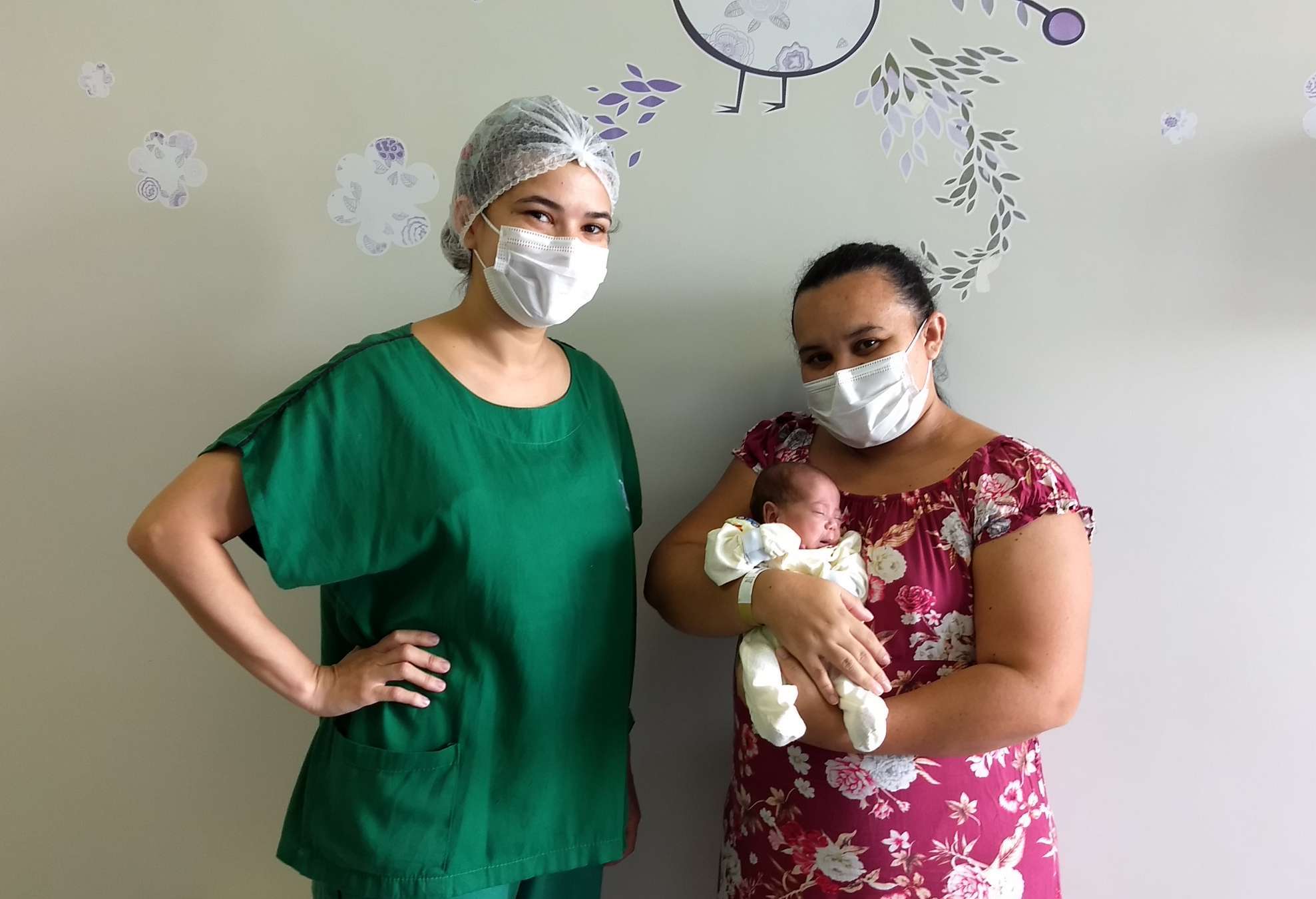 Bebê nascido com 600 gramas recebe alta após receber tratamento no HRN