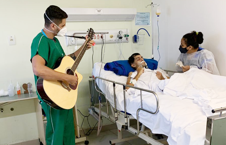 Profissionais do HRC emocionam pacientes no penúltimo dia do ano