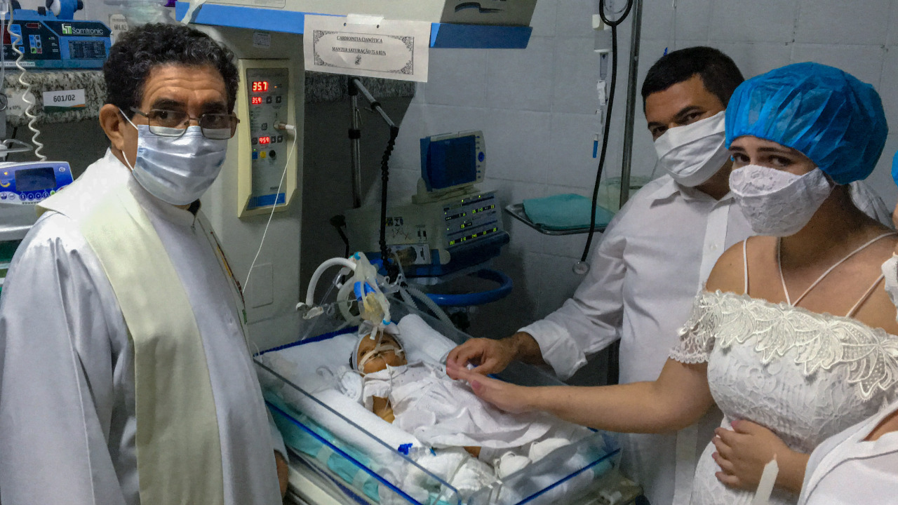 Em ação do setor de Cuidados Paliativos, bebê internada no Hias é batizada